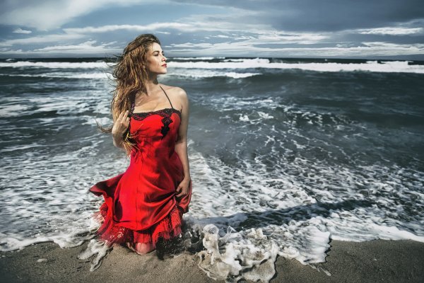 Девушка в платье на море