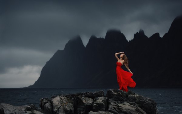 Девушка в красном платье на фоне моря
