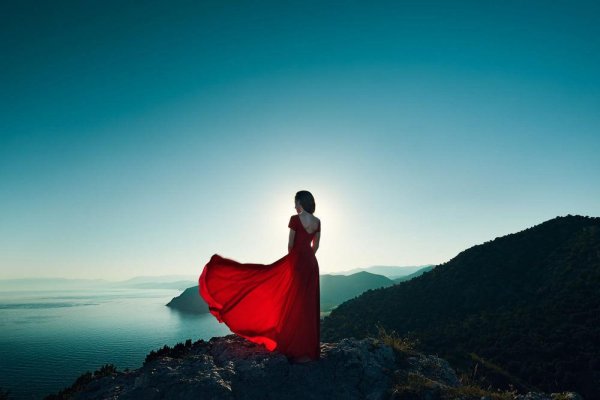 Девушка в Красном платье в горах