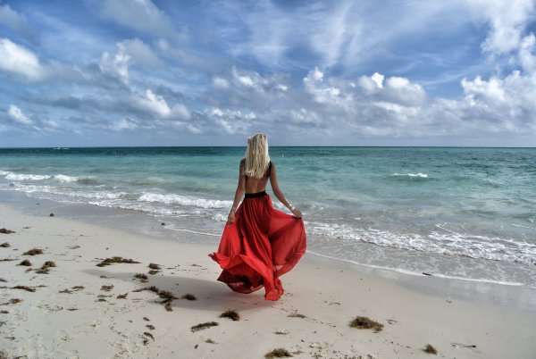 Девушка в платье на фоне моря