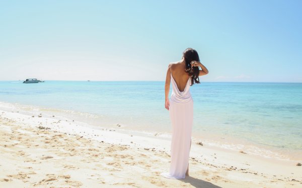 Девушка в белом платье на берегу моря