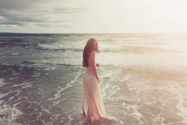 Девушка в розовом на фоне моря