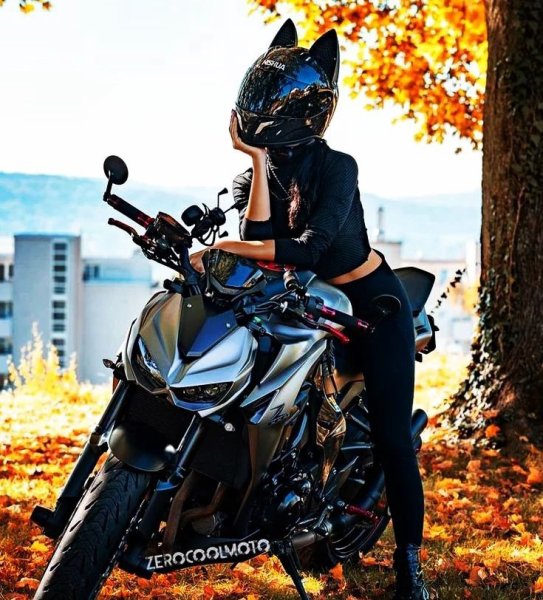 Фотосессия на мотоцикле в шлеме
