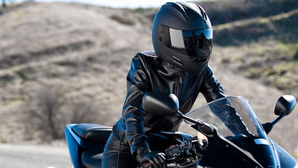 Мотоциклист девушка в шлеме