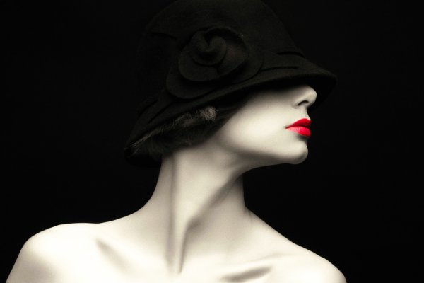 Женщина в шляпе в профиль