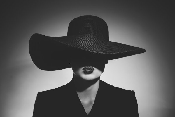 Фотосессия в черной шляпе