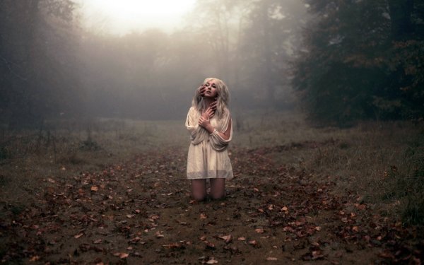 Девочка в туманном лесу
