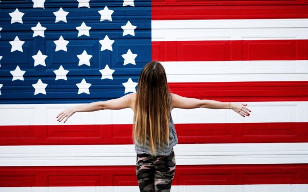 Девушка с американским флагом