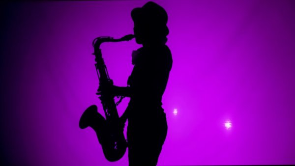 Девушка с саксофоном