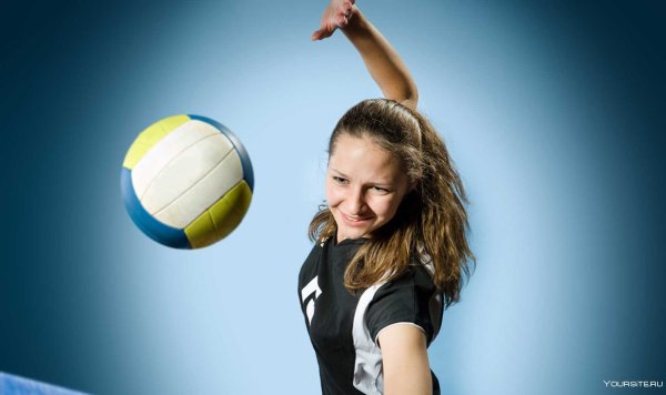 Девушка с волейбольным мячом