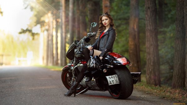 Эмма мотоциклистка