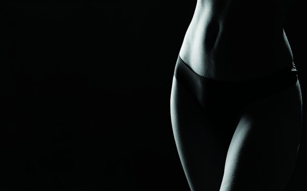 Женское тело на темном фоне