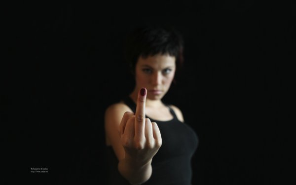 Женщина показывает средний палец