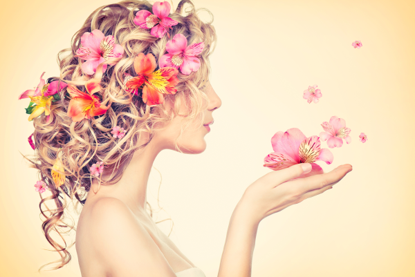 Женщина с цветами в волосах