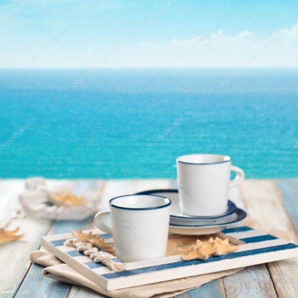 Чашка кофе на берегу моря
