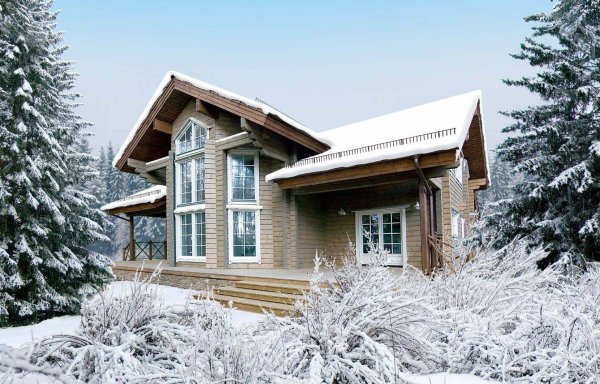 Загородный дом зимой деревянный