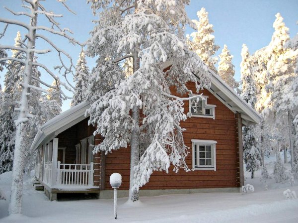 Дачный домик зимой