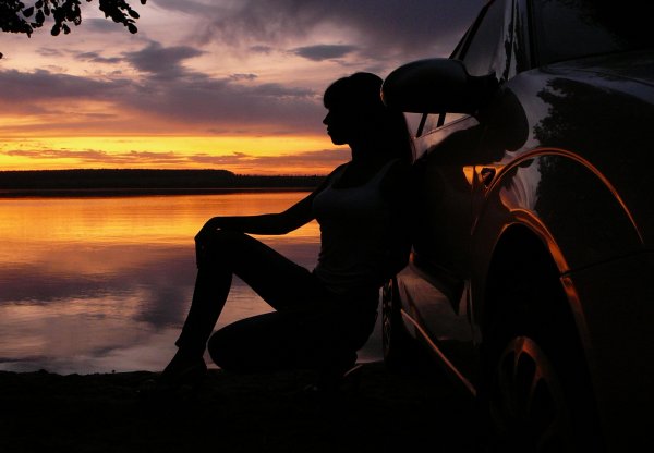 Девушка на закате возле машины