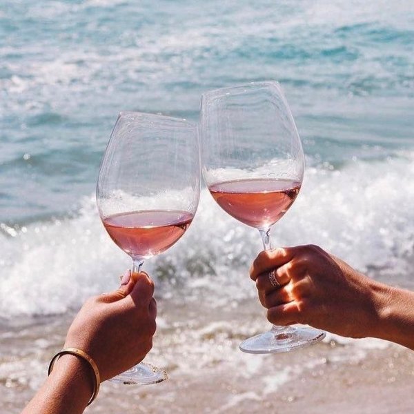 Вино на пляже