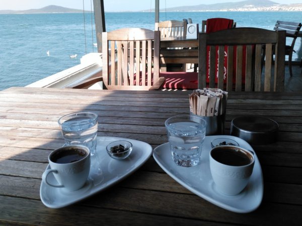 Две чашки кофе на фоне моря