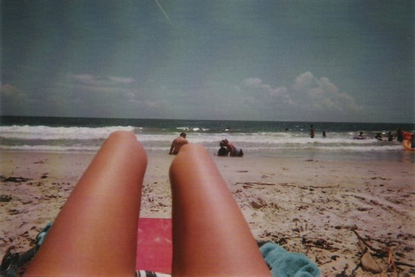 Ноги сосиски на пляже