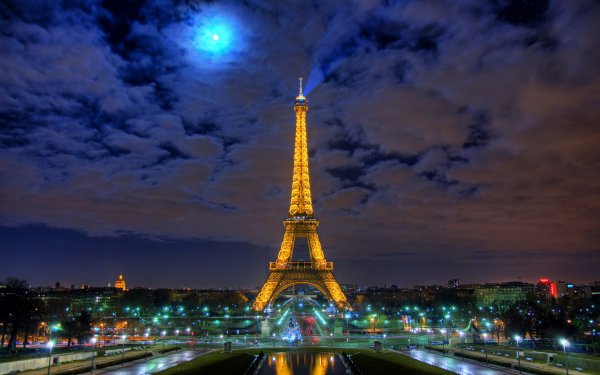 Эйфелева башня в Париже ночью