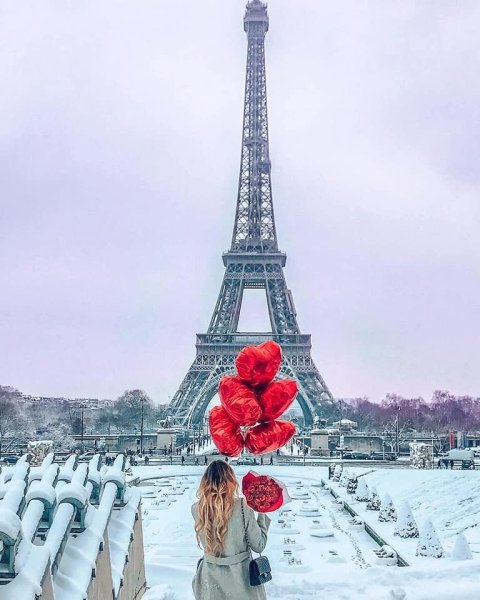 Эйфелева башня на фоне цветов