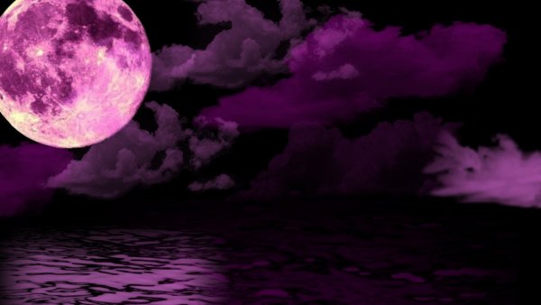 Фиолетовая луна на черном фоне
