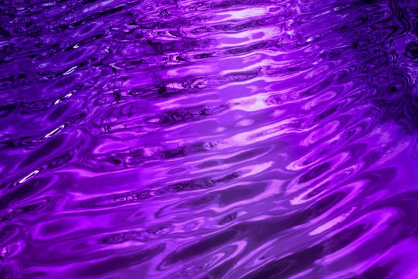 Вода в фиолетовом цвете