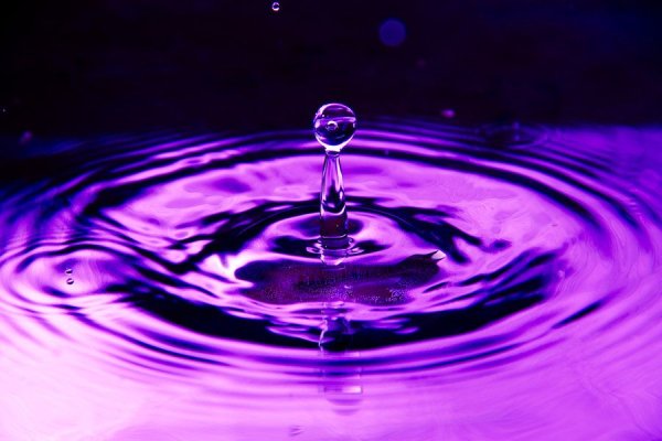 Капли воды фиолетовые