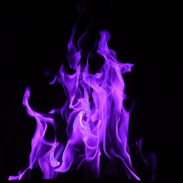 Фиолетовый огонь на белом фоне