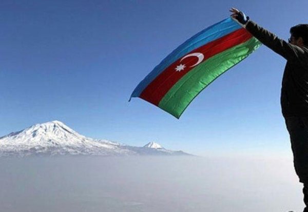 Флаг Азербайджана на горе