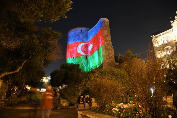 Девичья башня Баку и азербайджанский флаг