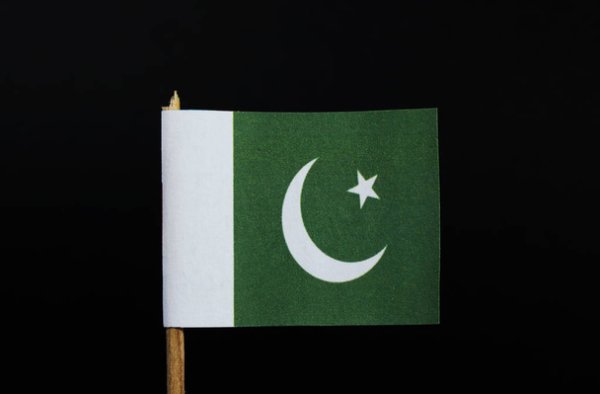 Флаг белая луна на зеленом фоне