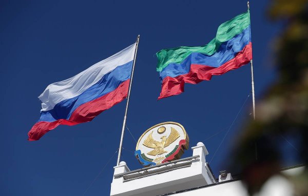 Российский и Дагестанский флаг