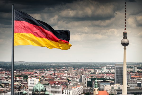 Флаг германии на фоне неба