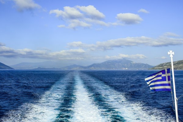 Греческий флаг у моря