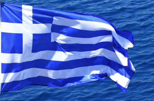 Греческий флаг на фоне моря