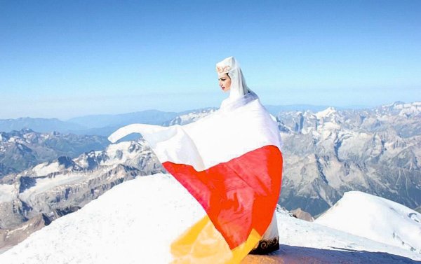 Северная Осетия флаг на фоне гор