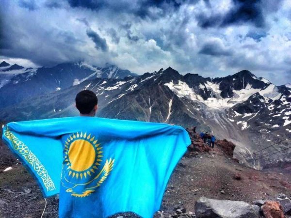Люди с флагом Казахстана