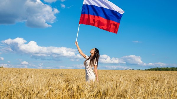 Русский флаг в поле