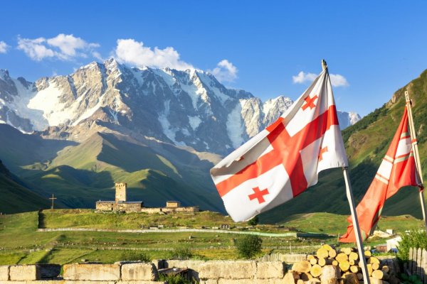 Флаг Грузии в горах