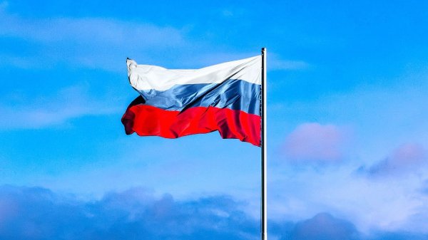 Развевающийся российский флаг
