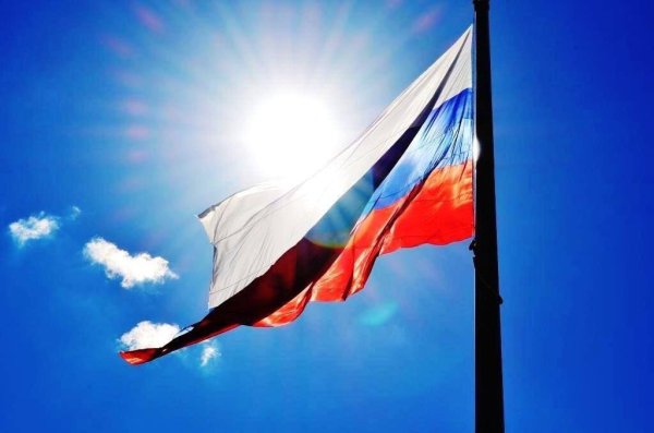 Российский флаг на ветру