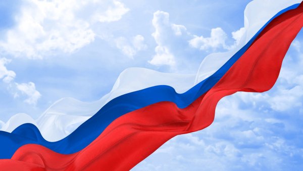 Флаг россии на фоне моря