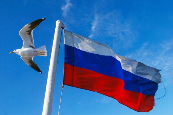 Российский флаг на фоне моря