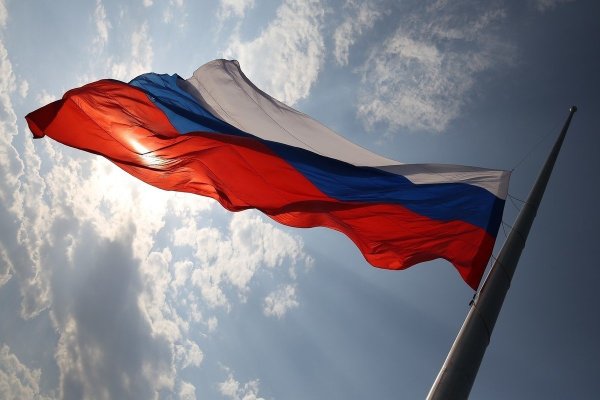 Флаг россии на фоне неба