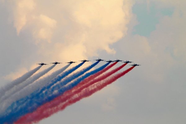 Самолет с российским флагом