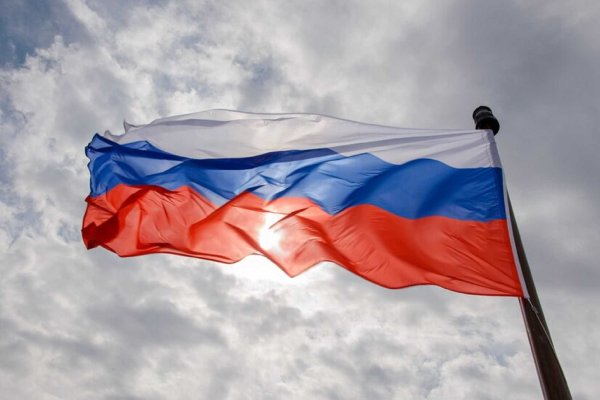 Российский флаг развивающийся