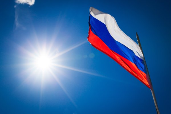Российский флаг в небе